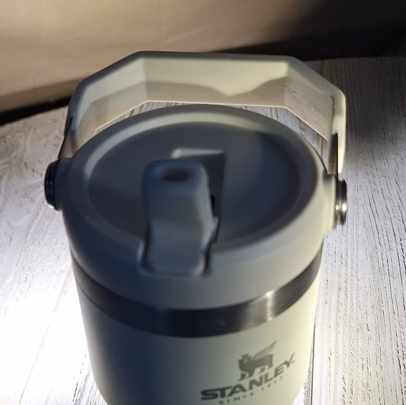 Stanley Cream IceFlow Flip Straw Tumbler Mug 20oz.  - Picture 8 of 11